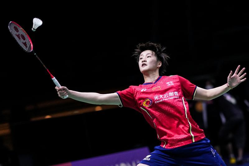 而现在她直 而现在她直